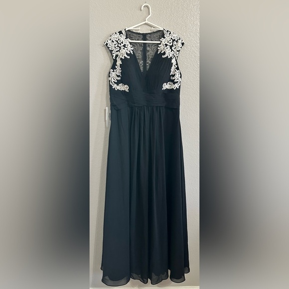 JJs House Dresses & Skirts - JJ’S HOUSE Black/White V-neck floor length wedding dress with lace appliques NEW